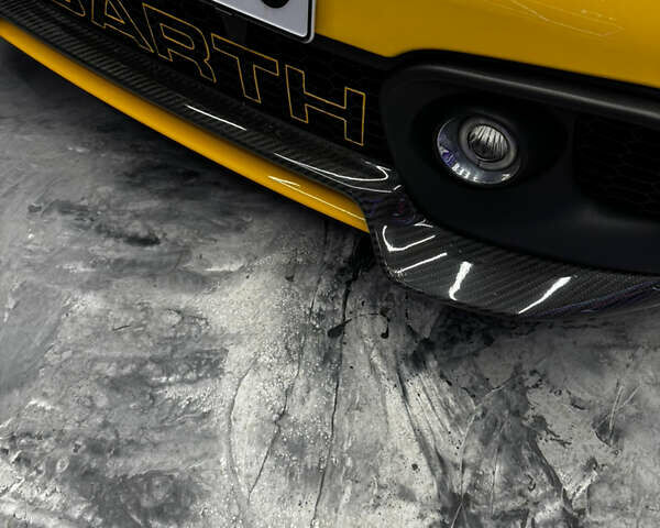 Желтый Абарт Fiat 595, объемом двигателя 1.4 л и пробегом 48 тыс. км за 18999 $, фото 12 на Automoto.ua