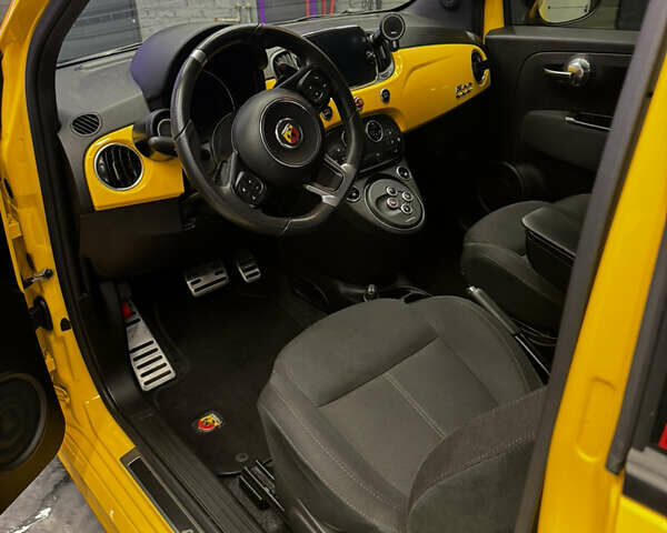 Желтый Абарт Fiat 595, объемом двигателя 1.4 л и пробегом 48 тыс. км за 18999 $, фото 10 на Automoto.ua