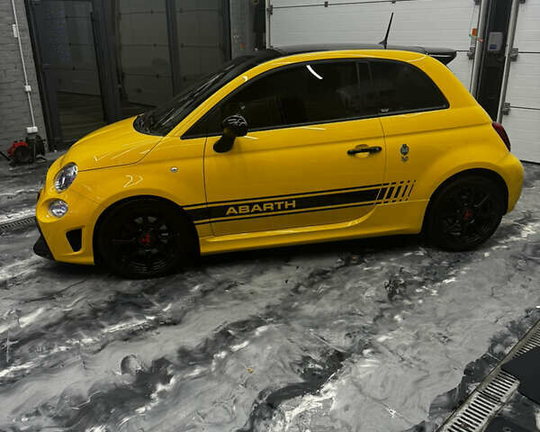 Желтый Абарт Fiat 595, объемом двигателя 1.4 л и пробегом 48 тыс. км за 18999 $, фото 3 на Automoto.ua