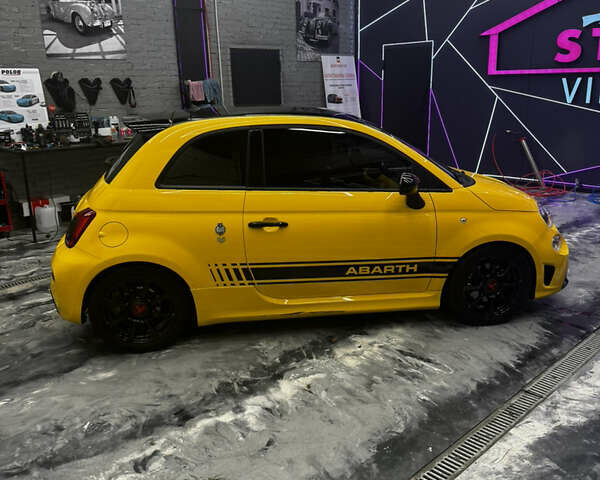 Желтый Абарт Fiat 595, объемом двигателя 1.4 л и пробегом 48 тыс. км за 18999 $, фото 5 на Automoto.ua