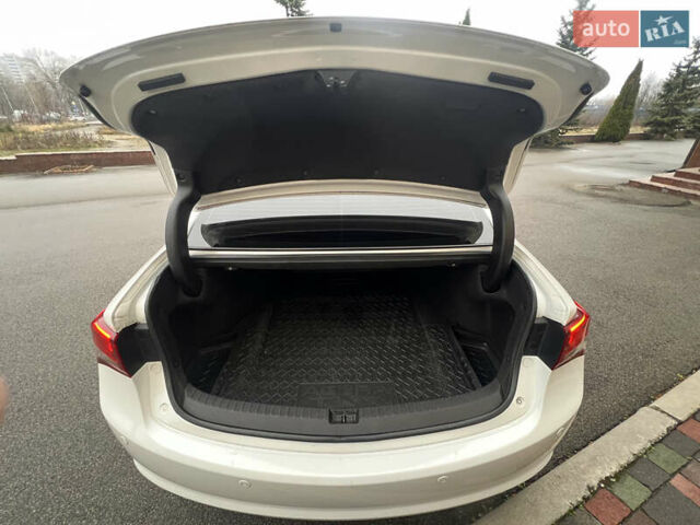 Белый Акура ТЛХ, объемом двигателя 3.47 л и пробегом 149 тыс. км за 17500 $, фото 2 на Automoto.ua