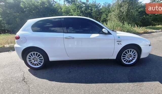 Білий Альфа Ромео 147, об'ємом двигуна 1.6 л та пробігом 210 тис. км за 3950 $, фото 9 на Automoto.ua