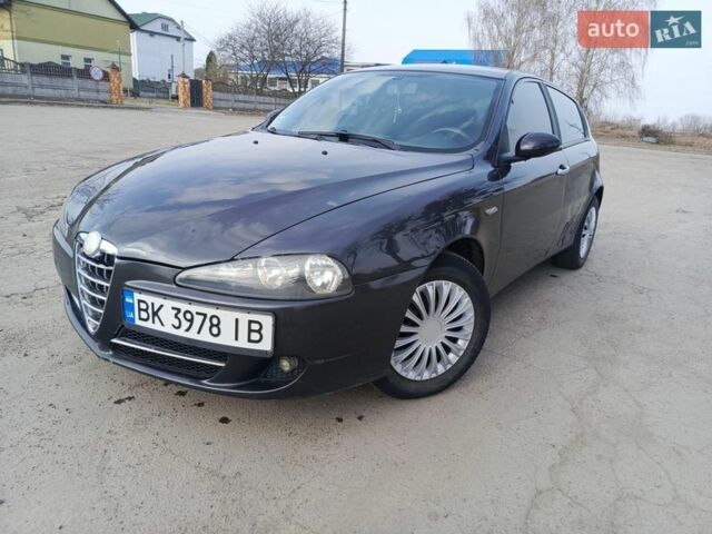 Черный Альфа Ромео 147, объемом двигателя 1.6 л и пробегом 240 тыс. км за 2900 $, фото 6 на Automoto.ua