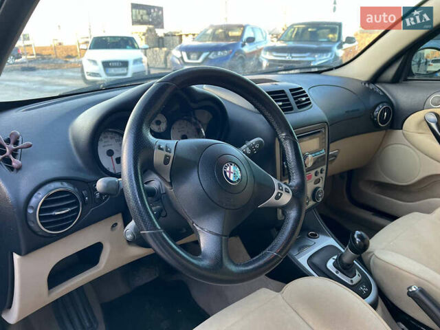 Чорний Альфа Ромео 147, об'ємом двигуна 2 л та пробігом 180 тис. км за 4690 $, фото 16 на Automoto.ua