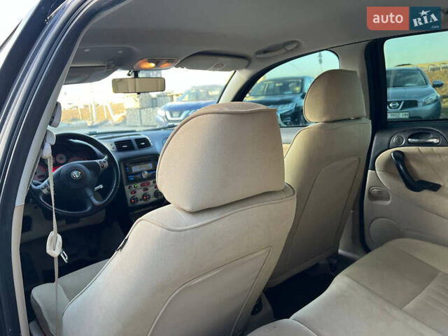 Чорний Альфа Ромео 147, об'ємом двигуна 2 л та пробігом 180 тис. км за 4690 $, фото 32 на Automoto.ua