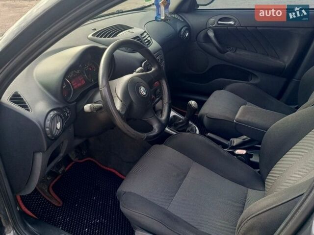 Черный Альфа Ромео 147, объемом двигателя 1.6 л и пробегом 240 тыс. км за 2900 $, фото 16 на Automoto.ua