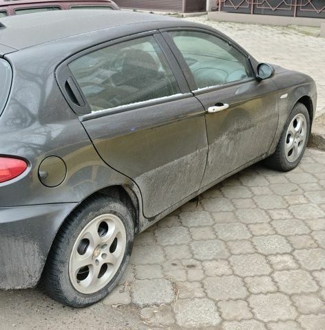 Чорний Альфа Ромео 147, об'ємом двигуна 1.9 л та пробігом 339 тис. км за 1950 $, фото 1 на Automoto.ua