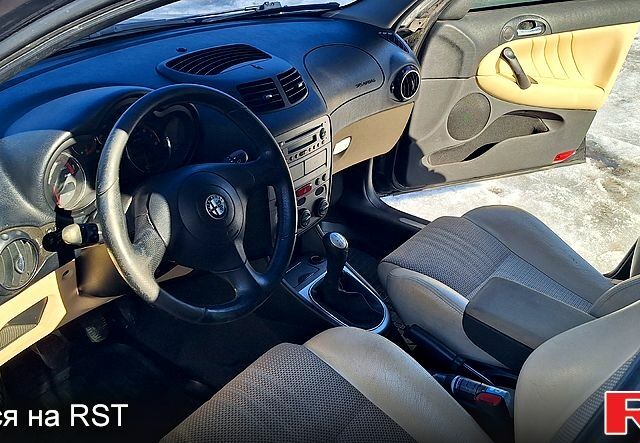 Черный Альфа Ромео 147, объемом двигателя 1.6 л и пробегом 211 тыс. км за 3500 $, фото 4 на Automoto.ua