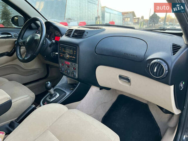 Чорний Альфа Ромео 147, об'ємом двигуна 2 л та пробігом 180 тис. км за 4690 $, фото 36 на Automoto.ua