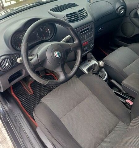 Черный Альфа Ромео 147, объемом двигателя 1.6 л и пробегом 240 тыс. км за 2950 $, фото 16 на Automoto.ua