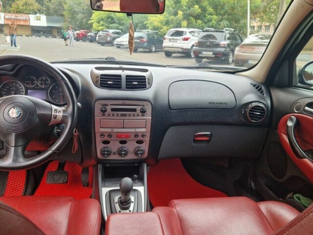 Черный Альфа Ромео 147, объемом двигателя 2 л и пробегом 163 тыс. км за 6200 $, фото 5 на Automoto.ua