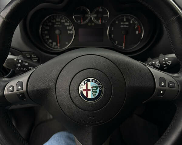 Черный Альфа Ромео 147, объемом двигателя 1.6 л и пробегом 138 тыс. км за 5800 $, фото 139 на Automoto.ua