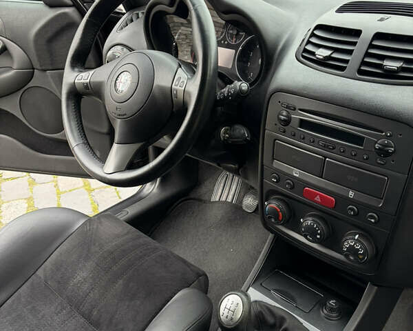 Черный Альфа Ромео 147, объемом двигателя 1.6 л и пробегом 138 тыс. км за 5800 $, фото 37 на Automoto.ua