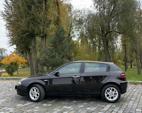 Черный Альфа Ромео 147, объемом двигателя 1.6 л и пробегом 138 тыс. км за 5800 $, фото 5 на Automoto.ua