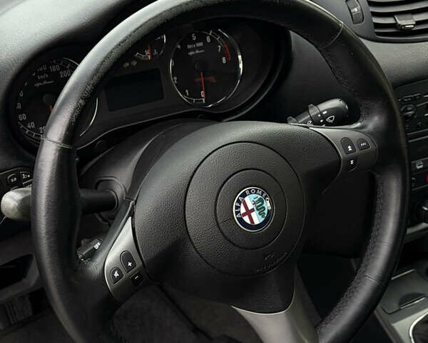 Черный Альфа Ромео 147, объемом двигателя 1.6 л и пробегом 138 тыс. км за 5800 $, фото 22 на Automoto.ua