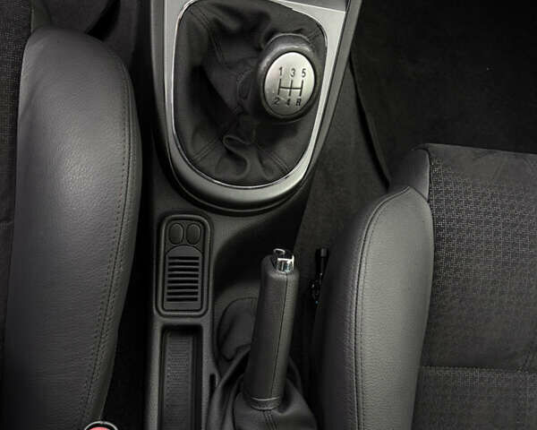 Черный Альфа Ромео 147, объемом двигателя 1.6 л и пробегом 138 тыс. км за 5800 $, фото 27 на Automoto.ua