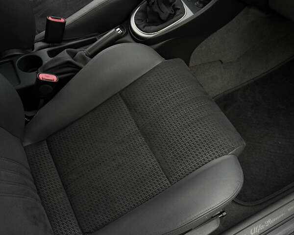 Черный Альфа Ромео 147, объемом двигателя 1.6 л и пробегом 138 тыс. км за 5800 $, фото 33 на Automoto.ua