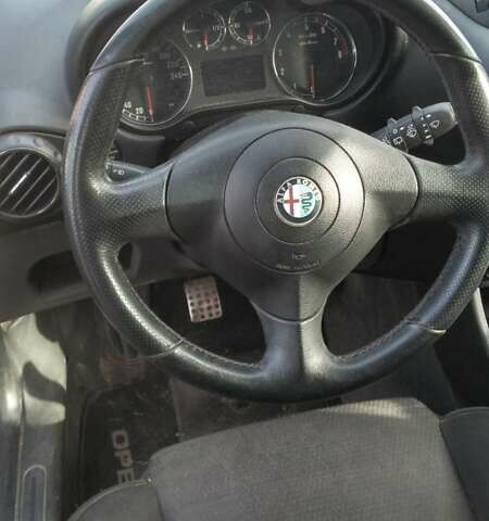 Черный Альфа Ромео 147, объемом двигателя 1.6 л и пробегом 215 тыс. км за 4700 $, фото 2 на Automoto.ua