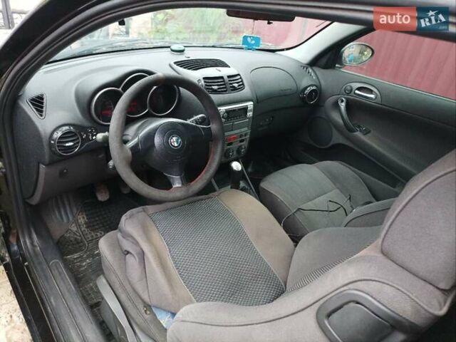 Черный Альфа Ромео 147, объемом двигателя 1.6 л и пробегом 299 тыс. км за 3500 $, фото 3 на Automoto.ua