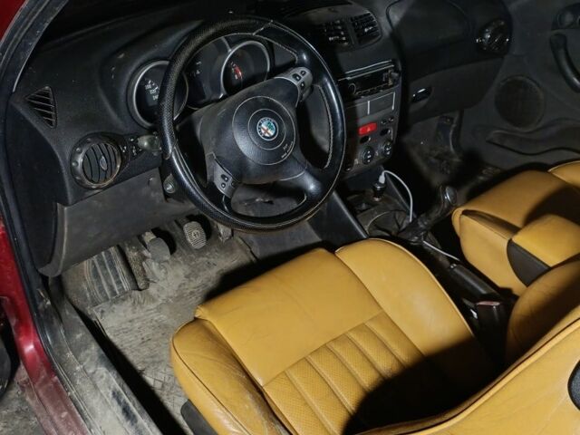 Червоний Альфа Ромео 147, об'ємом двигуна 1.6 л та пробігом 170 тис. км за 1100 $, фото 3 на Automoto.ua