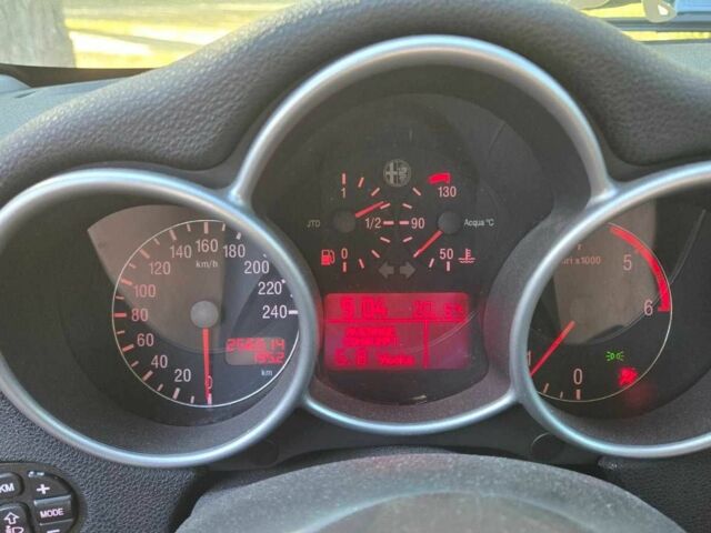 Красный Альфа Ромео 147, объемом двигателя 1.9 л и пробегом 260 тыс. км за 1844 $, фото 4 на Automoto.ua