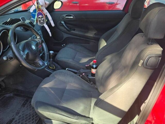 Красный Альфа Ромео 147, объемом двигателя 1.9 л и пробегом 260 тыс. км за 1844 $, фото 5 на Automoto.ua