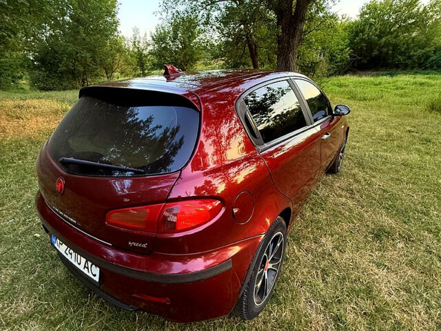 Красный Альфа Ромео 147, объемом двигателя 2 л и пробегом 211 тыс. км за 6000 $, фото 3 на Automoto.ua
