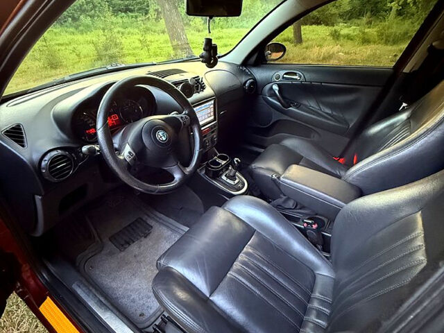 Красный Альфа Ромео 147, объемом двигателя 2 л и пробегом 211 тыс. км за 6000 $, фото 7 на Automoto.ua