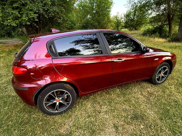 Красный Альфа Ромео 147, объемом двигателя 2 л и пробегом 211 тыс. км за 6000 $, фото 4 на Automoto.ua