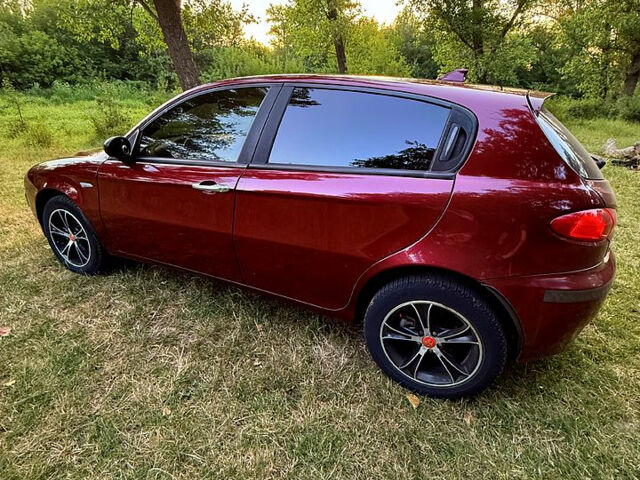 Красный Альфа Ромео 147, объемом двигателя 2 л и пробегом 211 тыс. км за 6000 $, фото 5 на Automoto.ua