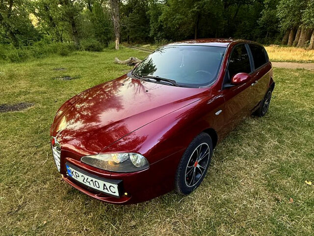 Красный Альфа Ромео 147, объемом двигателя 2 л и пробегом 211 тыс. км за 6000 $, фото 1 на Automoto.ua
