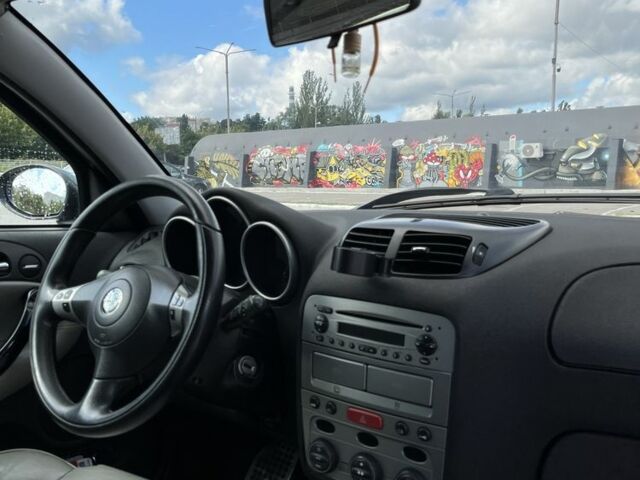 Серый Альфа Ромео 147, объемом двигателя 2 л и пробегом 176 тыс. км за 2990 $, фото 5 на Automoto.ua