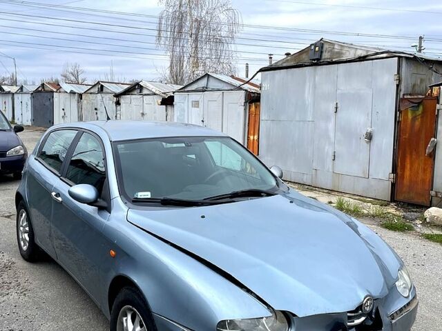 Серый Альфа Ромео 147, объемом двигателя 1.6 л и пробегом 194 тыс. км за 2600 $, фото 2 на Automoto.ua