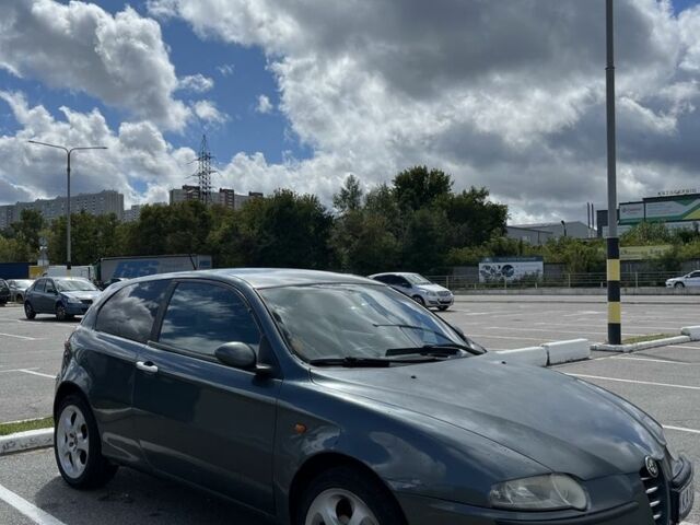 Сірий Альфа Ромео 147, об'ємом двигуна 2 л та пробігом 176 тис. км за 2990 $, фото 2 на Automoto.ua