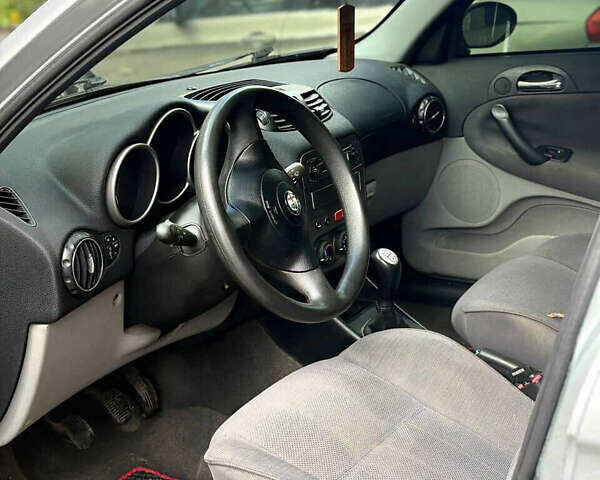 Серый Альфа Ромео 147, объемом двигателя 1.6 л и пробегом 225 тыс. км за 2500 $, фото 4 на Automoto.ua