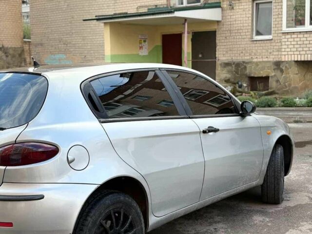 Серый Альфа Ромео 147, объемом двигателя 1.6 л и пробегом 100 тыс. км за 3000 $, фото 1 на Automoto.ua