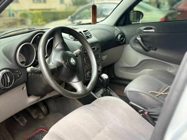 Серый Альфа Ромео 147, объемом двигателя 1.6 л и пробегом 100 тыс. км за 3000 $, фото 4 на Automoto.ua