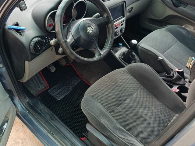 Сірий Альфа Ромео 147, об'ємом двигуна 1.6 л та пробігом 208 тис. км за 3200 $, фото 3 на Automoto.ua