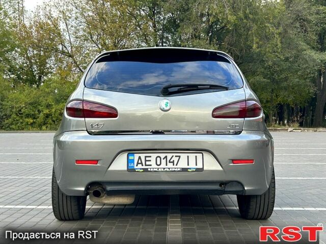 Серый Альфа Ромео 147, объемом двигателя 1.9 л и пробегом 190 тыс. км за 5000 $, фото 2 на Automoto.ua