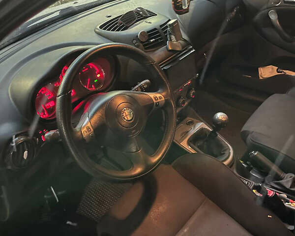 Сірий Альфа Ромео 147, об'ємом двигуна 1.91 л та пробігом 175 тис. км за 5000 $, фото 8 на Automoto.ua