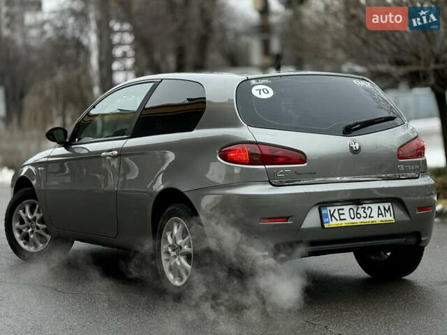 Сірий Альфа Ромео 147, об'ємом двигуна 1.6 л та пробігом 208 тис. км за 3499 $, фото 2 на Automoto.ua