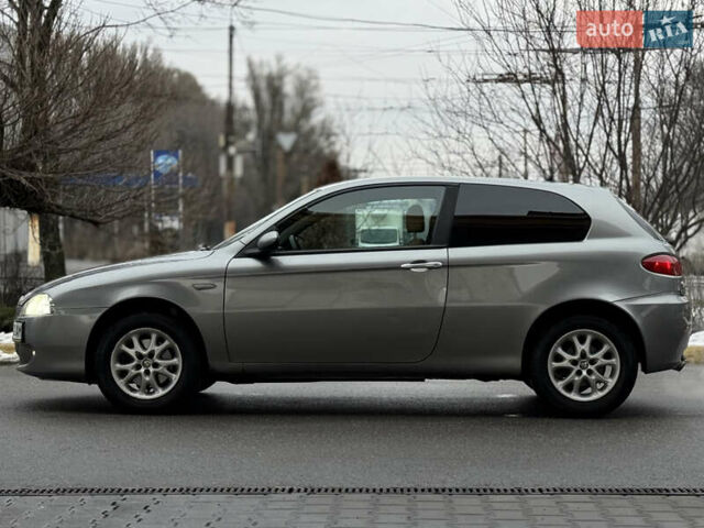 Сірий Альфа Ромео 147, об'ємом двигуна 1.6 л та пробігом 208 тис. км за 3499 $, фото 1 на Automoto.ua