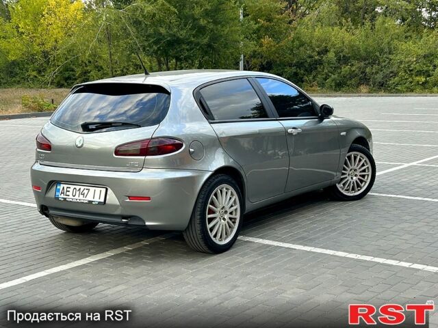 Серый Альфа Ромео 147, объемом двигателя 1.9 л и пробегом 190 тыс. км за 5000 $, фото 3 на Automoto.ua