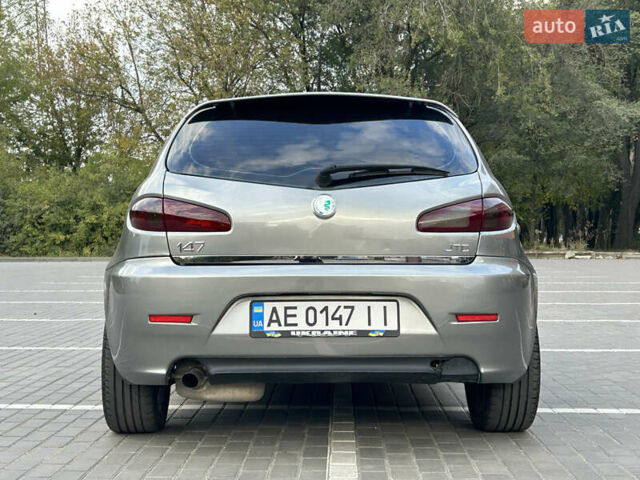 Сірий Альфа Ромео 147, об'ємом двигуна 1.91 л та пробігом 175 тис. км за 5000 $, фото 7 на Automoto.ua