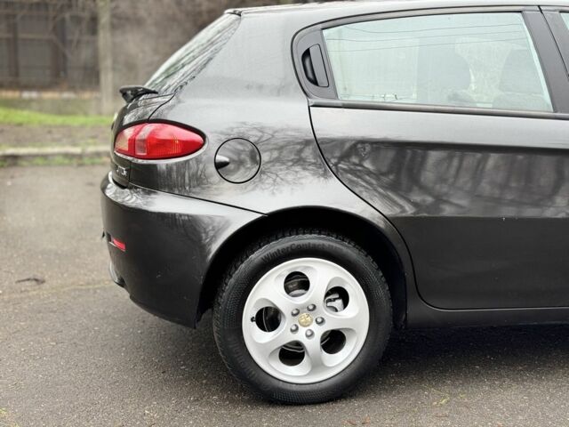 Сірий Альфа Ромео 147, об'ємом двигуна 1.9 л та пробігом 299 тис. км за 1999 $, фото 20 на Automoto.ua