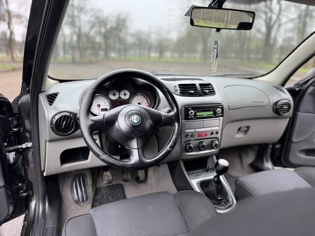 Сірий Альфа Ромео 147, об'ємом двигуна 1.9 л та пробігом 299 тис. км за 1999 $, фото 3 на Automoto.ua