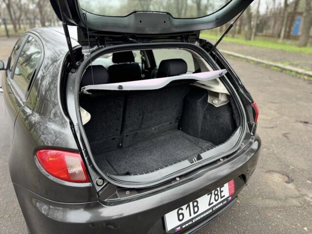 Сірий Альфа Ромео 147, об'ємом двигуна 1.9 л та пробігом 299 тис. км за 1999 $, фото 8 на Automoto.ua