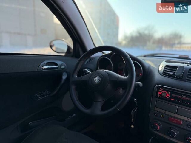 Зеленый Альфа Ромео 147, объемом двигателя 1.6 л и пробегом 232 тыс. км за 4200 $, фото 12 на Automoto.ua