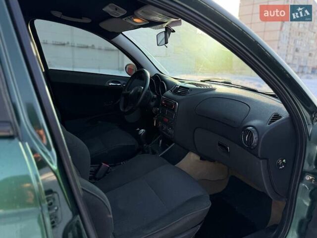 Зеленый Альфа Ромео 147, объемом двигателя 1.6 л и пробегом 232 тыс. км за 4200 $, фото 11 на Automoto.ua