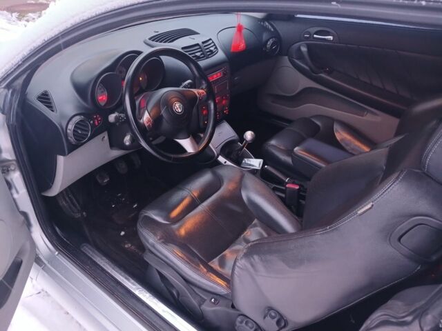 Сірий Альфа Ромео 155, об'ємом двигуна 2 л та пробігом 190 тис. км за 3999 $, фото 6 на Automoto.ua